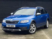 Usado Skoda Octavia Scout 4x4 150 CV (110 kW) 2015 Azul Familiar