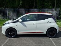 Usado Toyota Aygo x-press 68 HP (50 kW) 2018 Branco Citadino