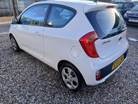 Used Kia Picanto 68 HP (50 kW) 2012 White Hatchback