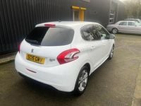 Used Peugeot 208 Allure 92 HP (67 kW) 2015 White Hatchback