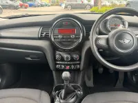 Usado Mini Cooper Hatch 134 CV (98 kW) 2017 Gris Utilitario