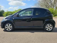 Usado Toyota Aygo 68 HP (50 kW) 2012 Preto Citadino