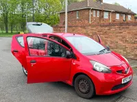 Usado Toyota Aygo 67 CV (49 kW) 2007 Rojo Utilitario