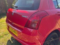 Begagnad Suzuki Swift GL 92 HK (67 kW) 2005 Röd Halvkombi