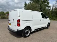 Second-hand Peugeot e-Expert S 100 kW (136 CP) 2021 Alb Van