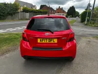 Usado Toyota Yaris 99 CV (72 kW) 2017 Rojo Utilitario