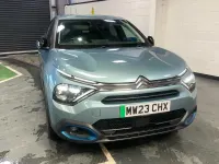 Begagnad Citroën e-C4 Shine 100 kW (136 HK) 2023 Blå Halvkombi