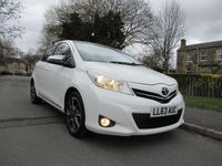 Używany Toyota Yaris Trend 99 KM (72 kW) 2013 Biały Hatchback