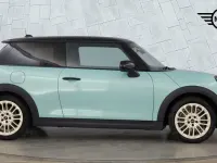 Begagnad Mini Cooper Hatch 154 HK (113 kW) 2024 Grön Halvkombi