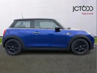 Used Mini Cooper Classic 134 HP (98 kW) 2018 Blue Hatchback