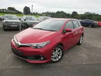 Used Toyota Auris 112 HP (82 kW) 2016 Red Hatchback
