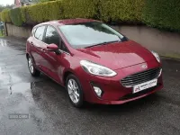Usado Ford Fiesta Zetec 70 CV (51 kW) 2017 Rojo Utilitario