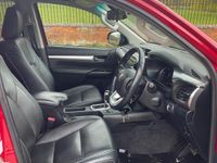 Used Toyota HiLux 150 HP (110 kW) 2018 Red Pickup