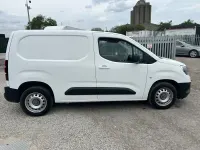 Second-hand Vauxhall Combo S 130 CP (95 kW) 2022 Alb Monovolum