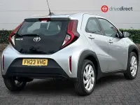 Usado Toyota Aygo X PURE 72 HP (52 kW) 2023 Prateado SUV