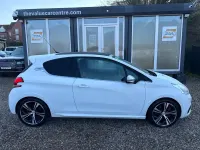 Used Peugeot 208 Prestige 208 HP (152 kW) 2018 White Hatchback
