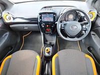 Usado Toyota Aygo Edition 72 HP (52 kW) 2020 Cinzento Citadino