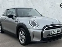 Usado Mini Cooper Classic 134 HP (98 kW) 2023 Prateado Citadino