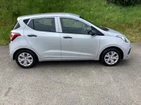 Usado Hyundai i10 67 CV (49 kW) 2015 Plateado Utilitario