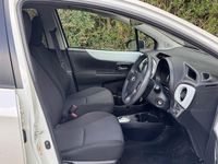 Used Toyota Yaris Hybrid 101 HP (74 kW) 2013 White Hatchback