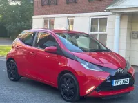 Usado Toyota Aygo X-play 69 HP (50 kW) 2017 Vermelho Citadino