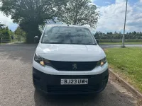 Begagnad Peugeot Partner Premium 131 HK (96 kW) 2023 Vit Minibuss