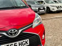 Used Toyota Yaris 99 HP (72 kW) 2016 Red Hatchback