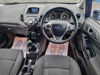 Begagnad Ford Fiesta Titanium 2014 Blå Halvkombi