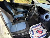 Used Hyundai i10 Premium 67 HP (49 kW) 2014 White Hatchback