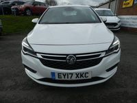 Used Vauxhall Astra SRi 105 HP (77 kW) 2017 White Hatchback