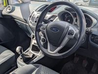 Begagnad Ford Fiesta Titanium 2010 Grön Halvkombi