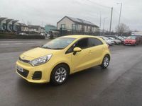 Begagnad Kia Rio 2015 Gul Halvkombi