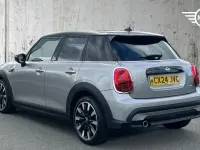 Usado Mini Cooper Exclusive 134 CV (98 kW) 2024 Plateado Utilitario