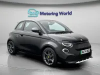 Begagnad Abarth 500e 114 kW (155 HK) 2024 Svart Halvkombi