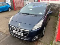 Usado Peugeot 5008 Active 115 HP (84 kW) 2014 Azul Monovolume