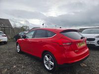 Usado Ford Focus Zetec 125 HP (91 kW) 2015 Vermelho Citadino