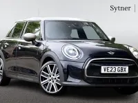 Usado Mini Cooper Exclusive 134 HP (98 kW) 2023 Preto Citadino