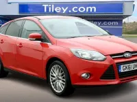Usado Ford Focus Zetec 125 HP (91 kW) 2011 Vermelho Citadino