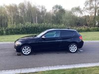 Begagnad BMW 114 2014 Svart Halvkombi