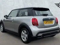 Usado Mini Cooper Classic 134 HP (98 kW) 2023 Prateado Citadino