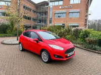 Używany Ford Fiesta Titanium 105 KM (77 kW) 2014 Czerwony Hatchback