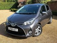 Used Toyota Yaris Hybrid 101 HP (74 kW) 2016 Grey Hatchback