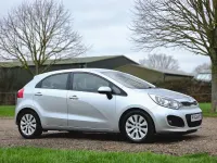 Usado Kia Rio 109 CV (80 kW) 2014 Plateado Utilitario