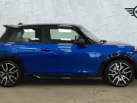 Usado Mini Cooper Hatch 113 kW (154 CV) 2025 Azul Utilitario