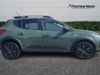 Usado Dacia Sandero Expression 91 CV (66 kW) 2024 Verde Utilitario