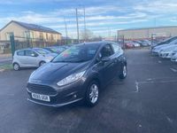 Usado Ford Fiesta Zetec 82 HP (60 kW) 2015 Cinzento Citadino