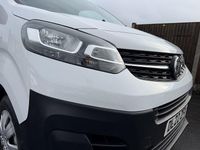 Second-hand Vauxhall Vivaro 100 CP (73 kW) 2022 Alb Monovolum