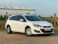 Used Vauxhall Astra S 95 HP (69 kW) 2013 White Estate