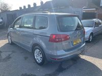 Usado VW Sharan SE 140 HP (102 kW) 2014 Cinzento Monovolume