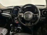 Używany Mini Cooper Classic 136 KM (100 kW) 2021 Niebieski Hatchback